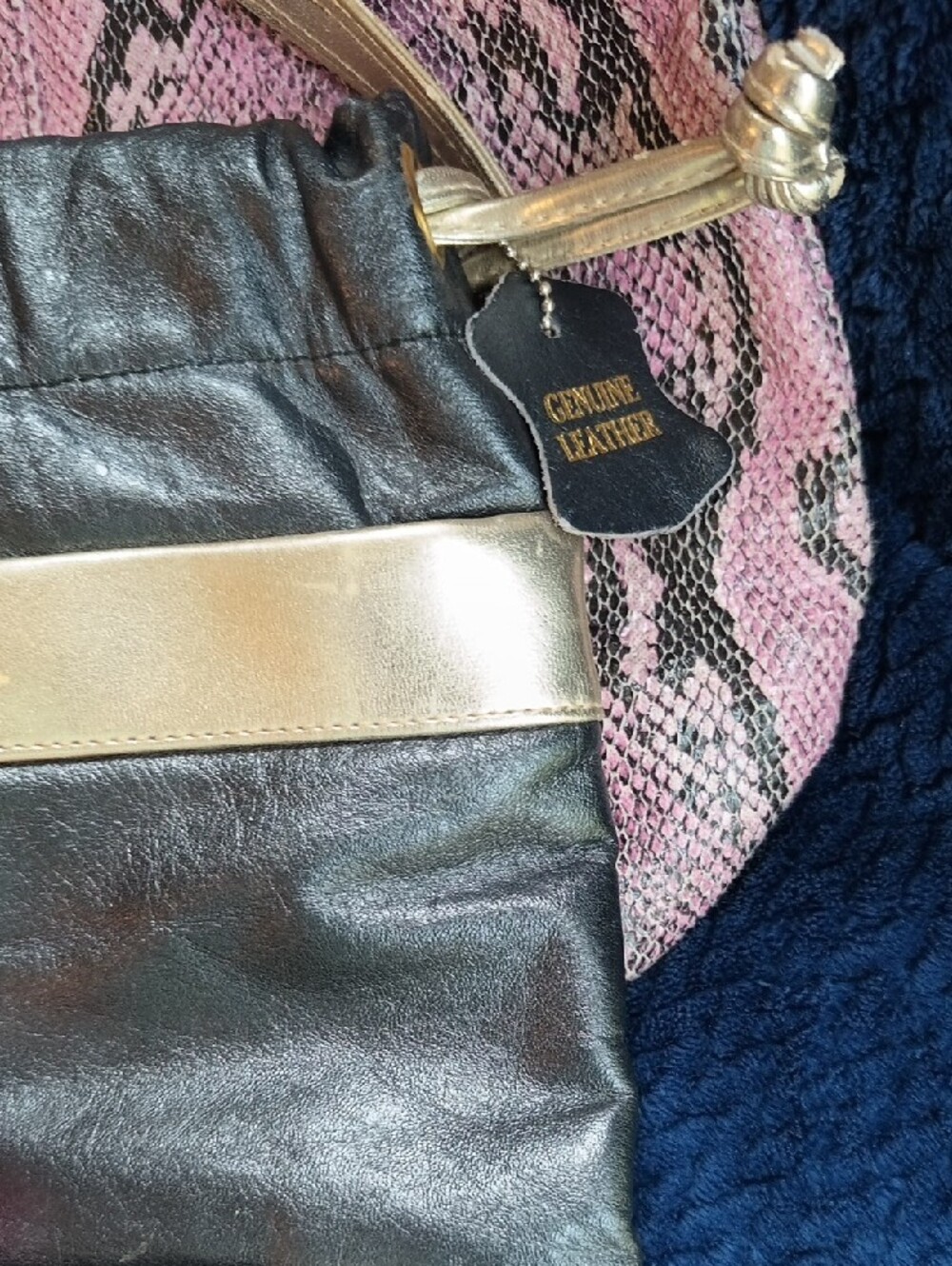 Lot Of 3 - Woven š¤/Gold Purse, B/W Leather Clutch, BCBG Pink/š¤ š-Skin Tote - Picture 4 of 15